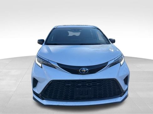 Used 2023 Toyota Sienna XSE image 2