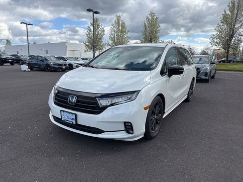 Used 2023 Honda Odyssey Sport image 3
