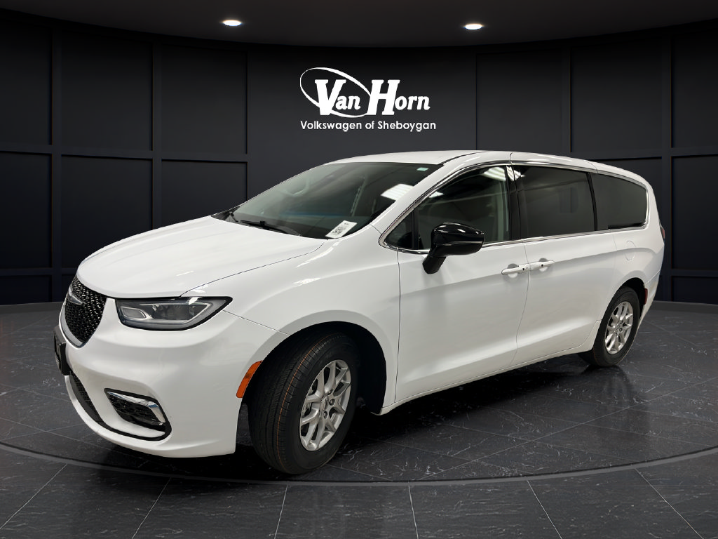Used 2024 Chrysler Pacifica Touring-L FWD image 3