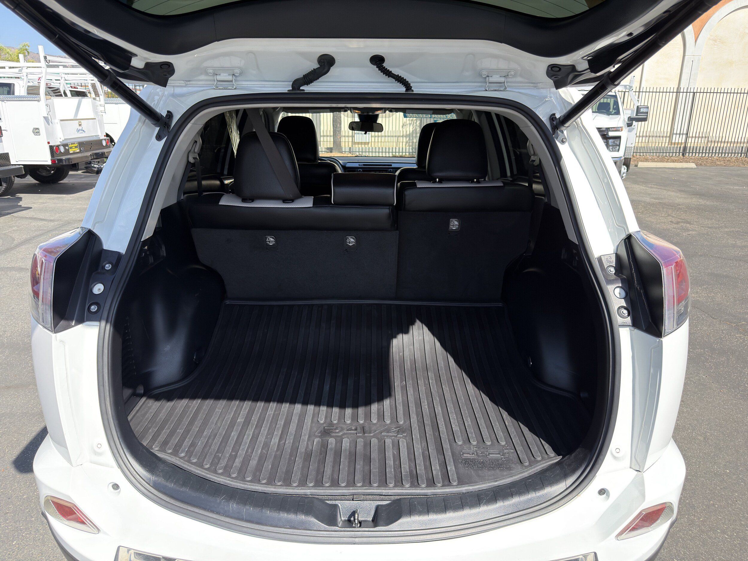 Used 2018 Toyota RAV4 XLE w/ Carpet Mat Package AWD/4WD image 15
