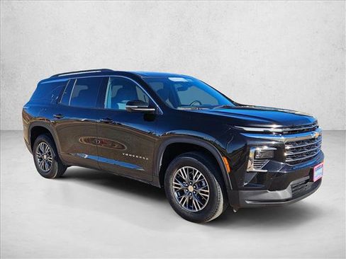 Used 2024 Chevrolet Traverse LT image 3