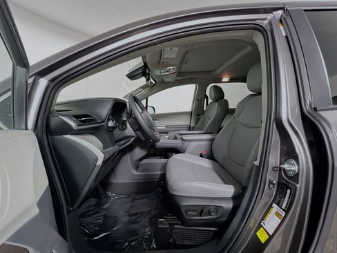 Used 2024 Toyota Sienna XLE image 15