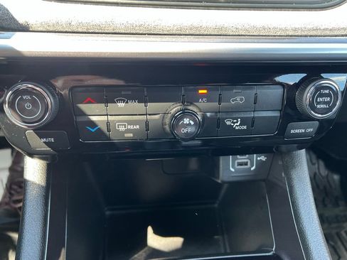 Used 2025 Jeep Compass Sport image 32