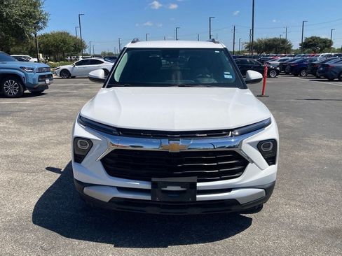 Used 2025 Chevrolet TrailBlazer LT FWD image 2