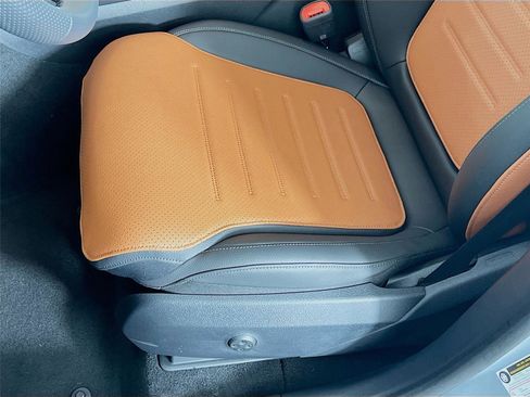 Used 2025 Mercedes-Benz GLC 300 4MATIC image 17