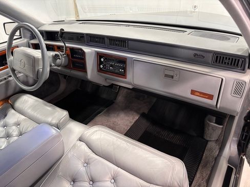 Used 1990 Cadillac Fleetwood Sedan image 18