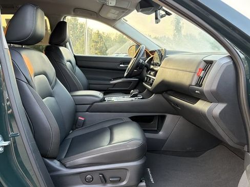 Used 2025 Nissan Pathfinder SL FWD image 20