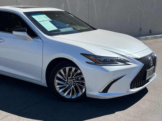 Used 2021 Lexus ES 300h w/ Accessory Package FWD image 2