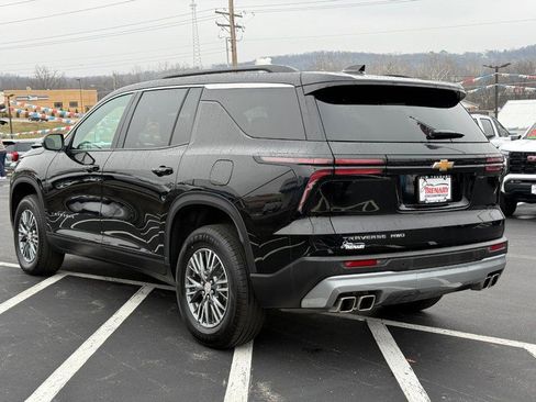 Used 2025 Chevrolet Traverse LT image 6