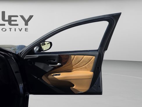 Used 2021 Lexus LS 500 w/ Accessory Package (Z2) image 31