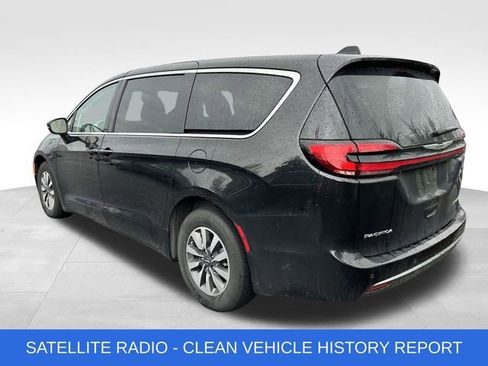 Used 2023 Chrysler Pacifica Touring-L FWD image 4