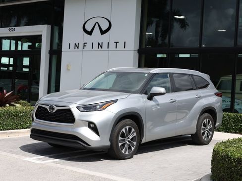 Used 2023 Toyota Highlander XLE FWD image 1