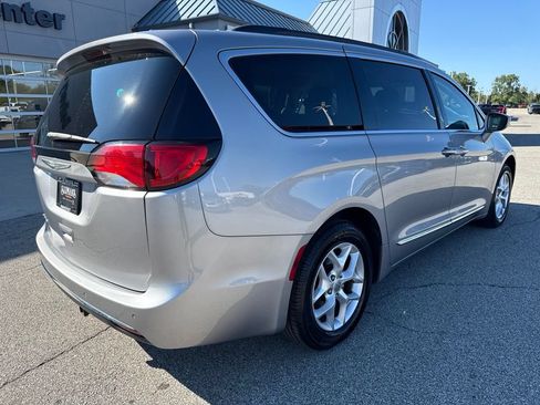 Used 2017 Chrysler Pacifica Touring-L w/ Tire & Wheel Group FWD image 5