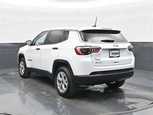 Used 2025 Jeep Compass Sport image 2