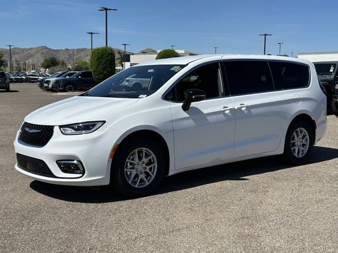 New 2026 Chrysler Pacifica Select image 2