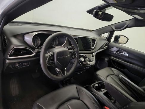 Used 2025 Chrysler Pacifica Select FWD image 17