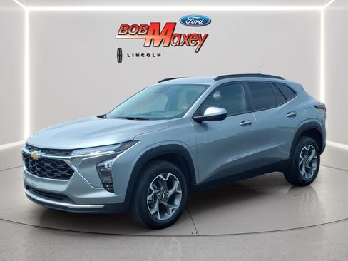 Used 2025 Chevrolet Trax LT FWD image 1