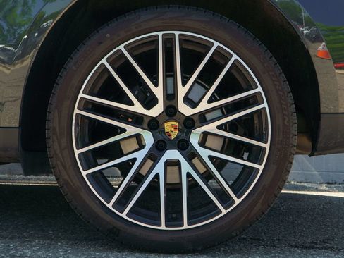 Certified 2026 Porsche Macan AWD/4WD image 13