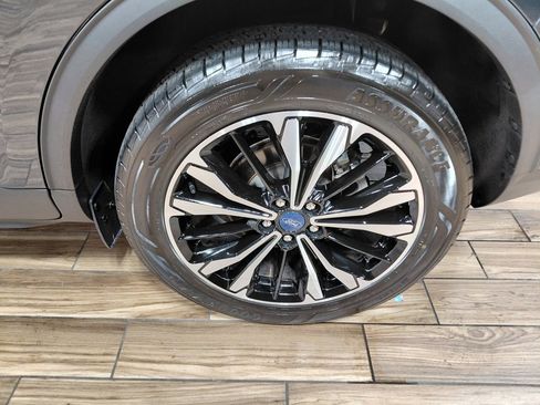 Certified 2022 Ford Escape SE w/ SE Sport Appearance Package image 11