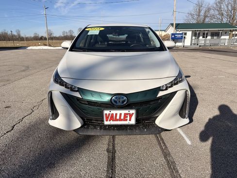 Used 2018 Toyota Prius Prime Premium image 17