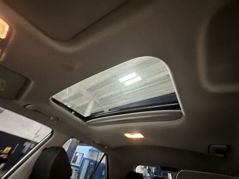 Used 2024 Hyundai Venue SEL FWD image 17