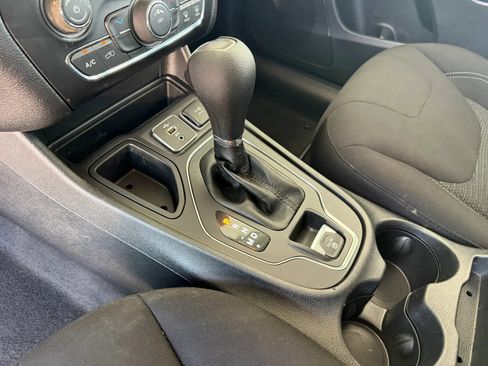 Used 2019 Jeep Cherokee Latitude w/ Popular Appearance Group FWD image 16