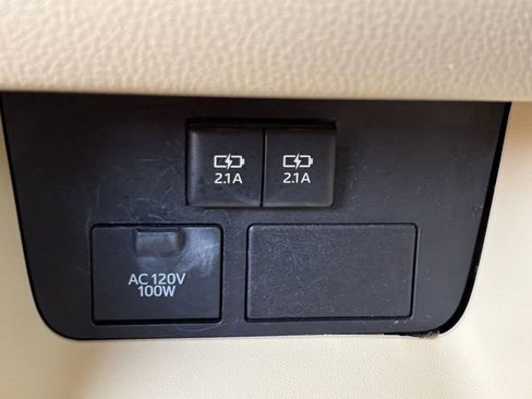 Used 2019 Toyota Highlander XLE FWD image 6