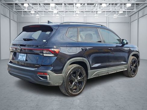 Certified 2025 Volkswagen Taos SE image 6