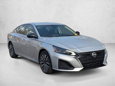 Used 2024 Nissan Altima 2.5 SV image 3