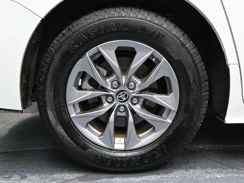 Used 2024 Toyota Sienna LE image 11