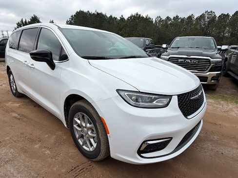 New 2026 Chrysler Pacifica Select FWD image 5