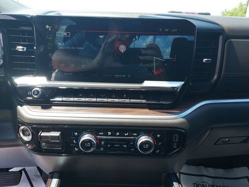Used 2022 GMC Sierra 1500 SLT w/ SLT Premium Package AWD/4WD image 18