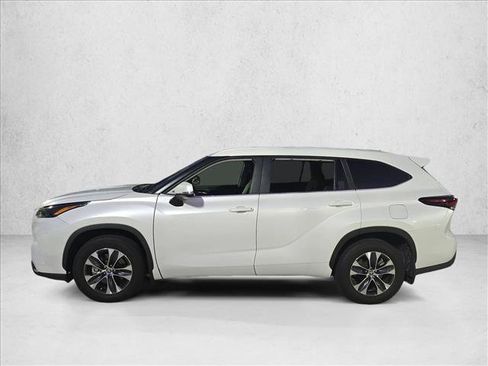 Used 2024 Toyota Highlander XLE FWD image 8