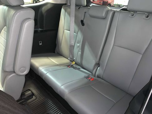 Used 2022 Toyota Highlander XLE image 11