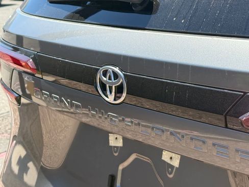 Used 2025 Toyota Grand Highlander FWD image 11