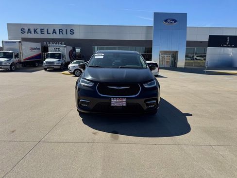 Used 2023 Chrysler Pacifica Touring-L image 2