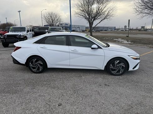 Used 2024 Hyundai Elantra Limited image 3