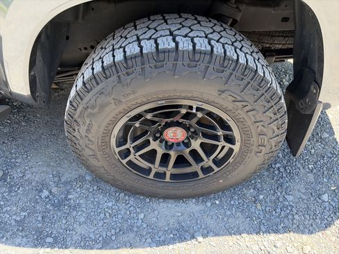 Used 2017 Toyota Tacoma TRD Sport w/ Tow Package (A/T) AWD/4WD image 12