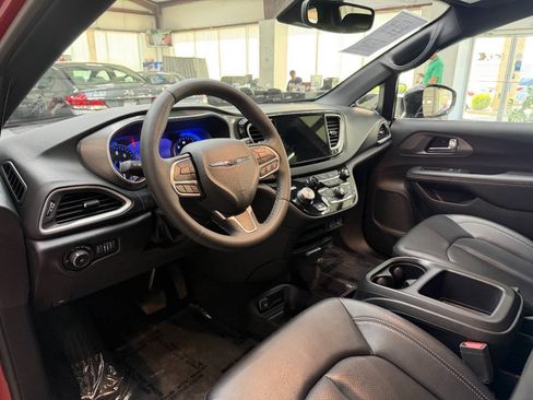 Used 2025 Chrysler Pacifica Select FWD image 18
