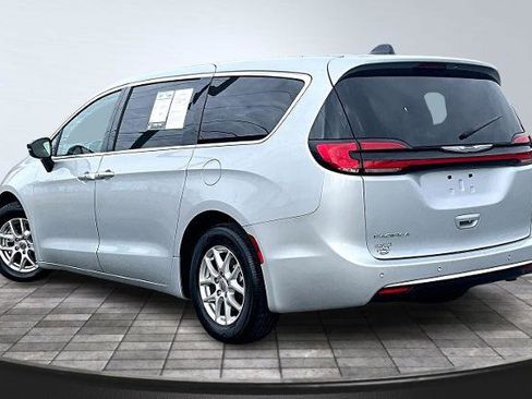Used 2024 Chrysler Pacifica Touring-L FWD image 2