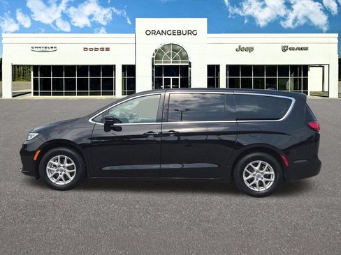 Used 2024 Chrysler Pacifica Touring-L FWD image 7