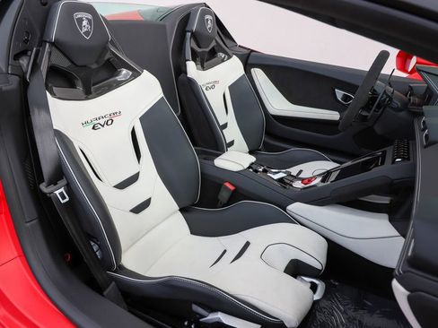 Used 2024 Lamborghini Huracan EVO AWD/4WD image 2