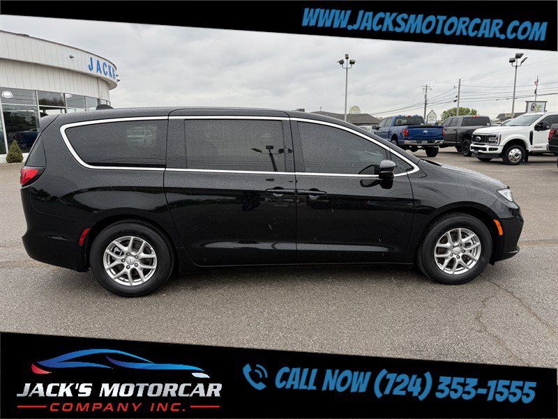 Used 2026 Chrysler Pacifica Select FWD image 11