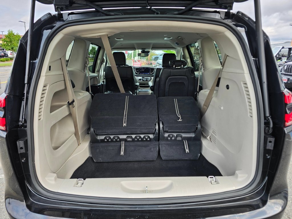 Used 2023 Chrysler Pacifica Touring-L FWD image 10