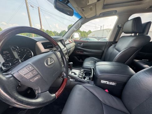 Used 2015 Lexus LX 570 4WD w/ Luxury Package image 18