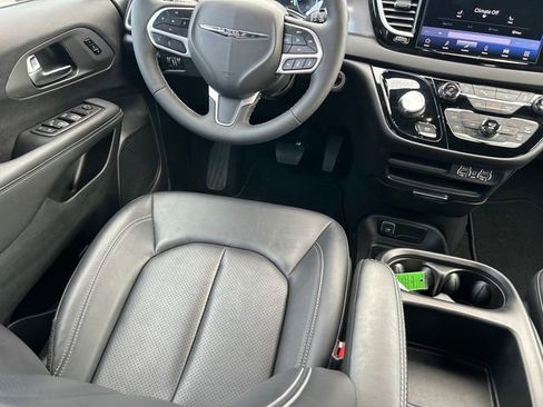 Used 2025 Chrysler Pacifica Select image 14