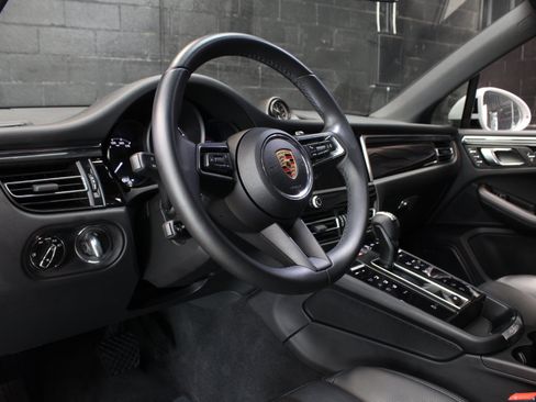 Used 2025 Porsche Macan w/ Premium Package Plus AWD/4WD image 31