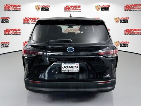 Certified 2024 Toyota Sienna LE FWD image 14