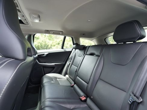 Used 2018 Volvo V60 T5 Dynamic w/ Vision Package FWD image 11