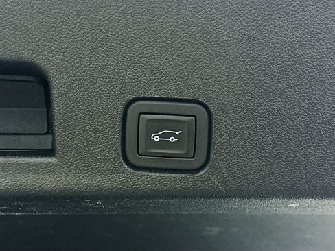 Used 2025 Chevrolet Traverse LT FWD image 32
